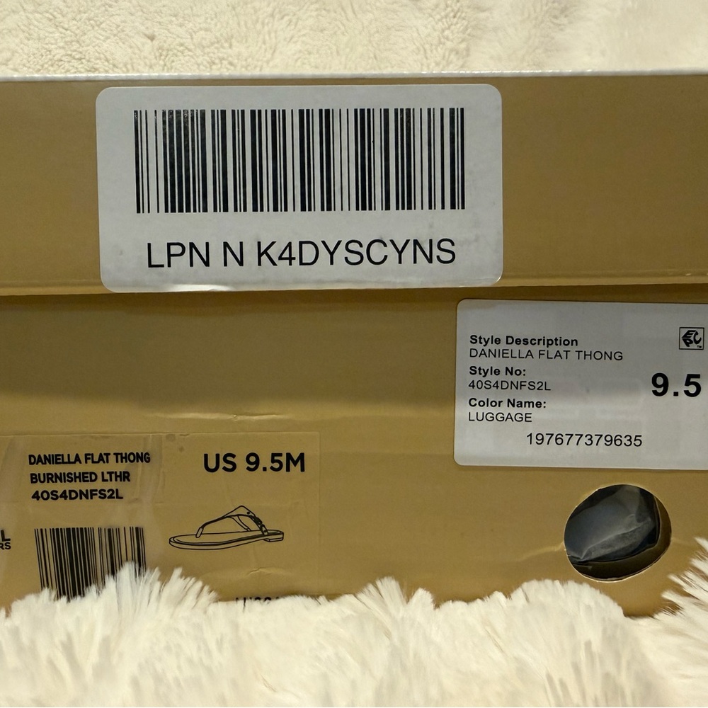 Michael Kors Daniella Flat Thong in Burnished Leather - Picture 2 of 5